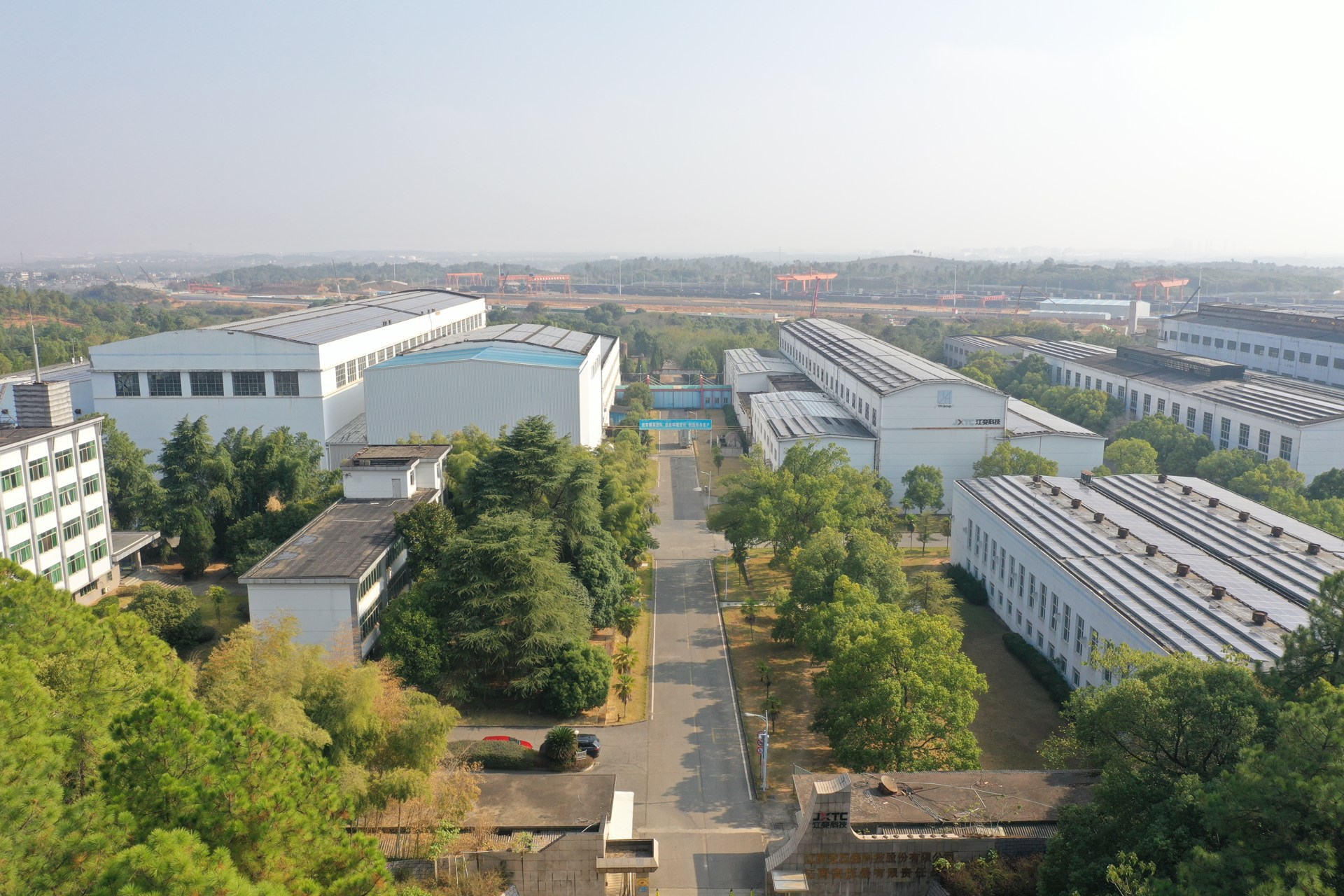 厂区入口与中央道路实景